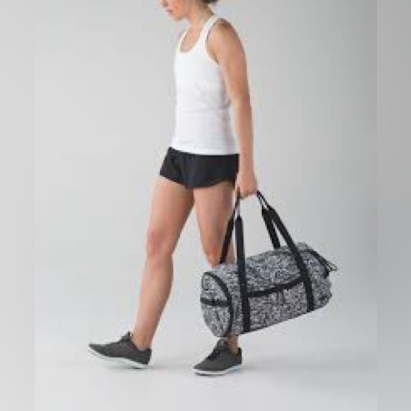 Lululemon Run Ways Duffel Ripple Seal Grey Black - Picture 6 of 7